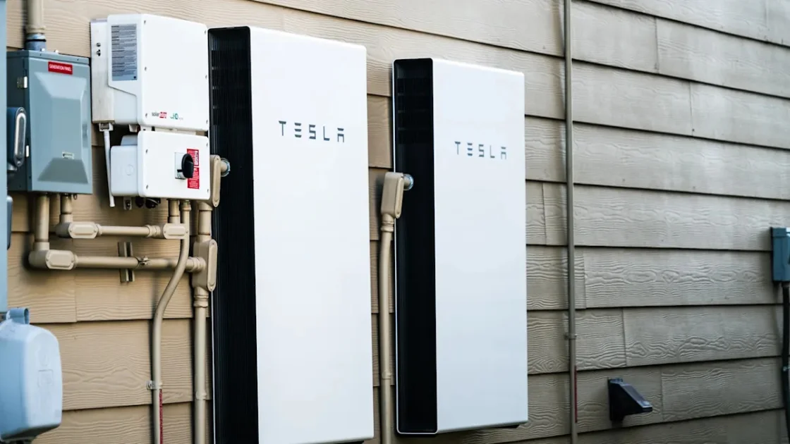 Bukan Cuma Mobil Listrik: Kisah Tesla 'Matikan' Ribuan Powerwall dari Jarak Jauh, Pelajaran Penting untuk Pemilik Gadget Mahal!